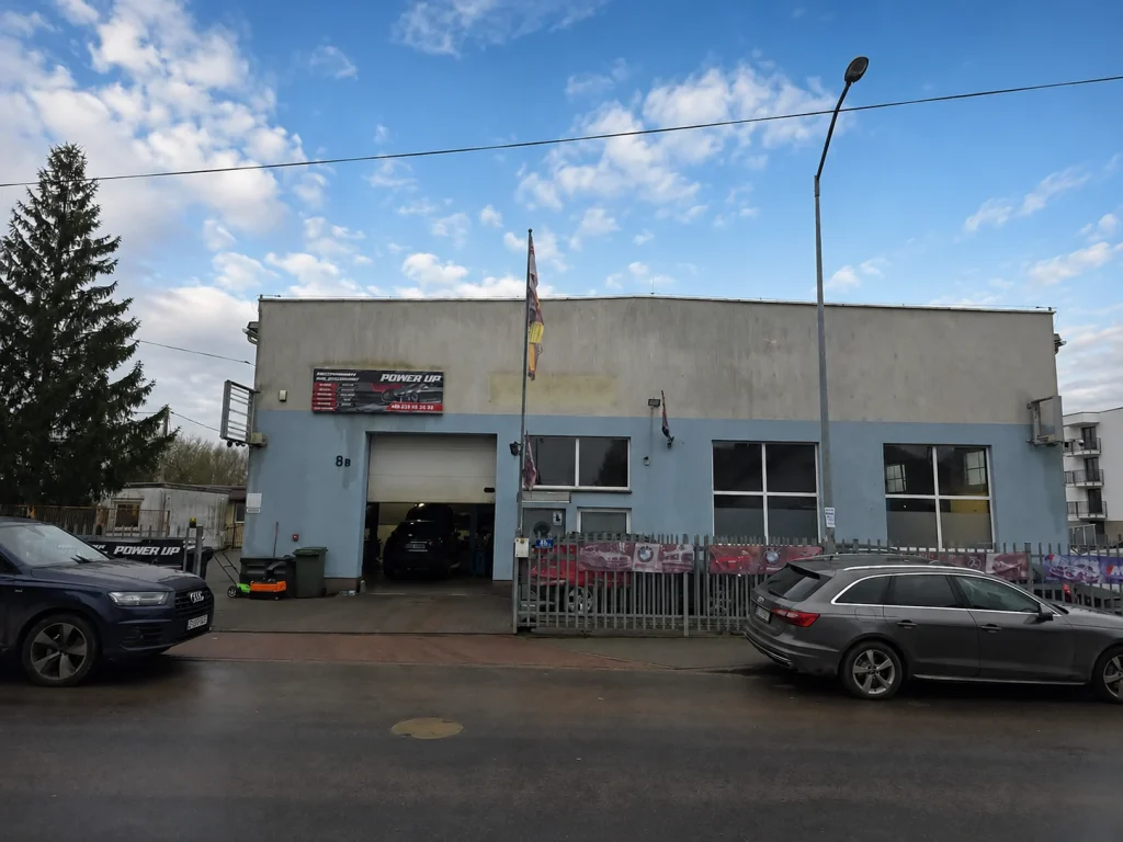 Budynek warsztatu PowerUP Mechanika Pojazdowa pod adresem ul. Spółdzielców 8B, 72-006 Mierzyn